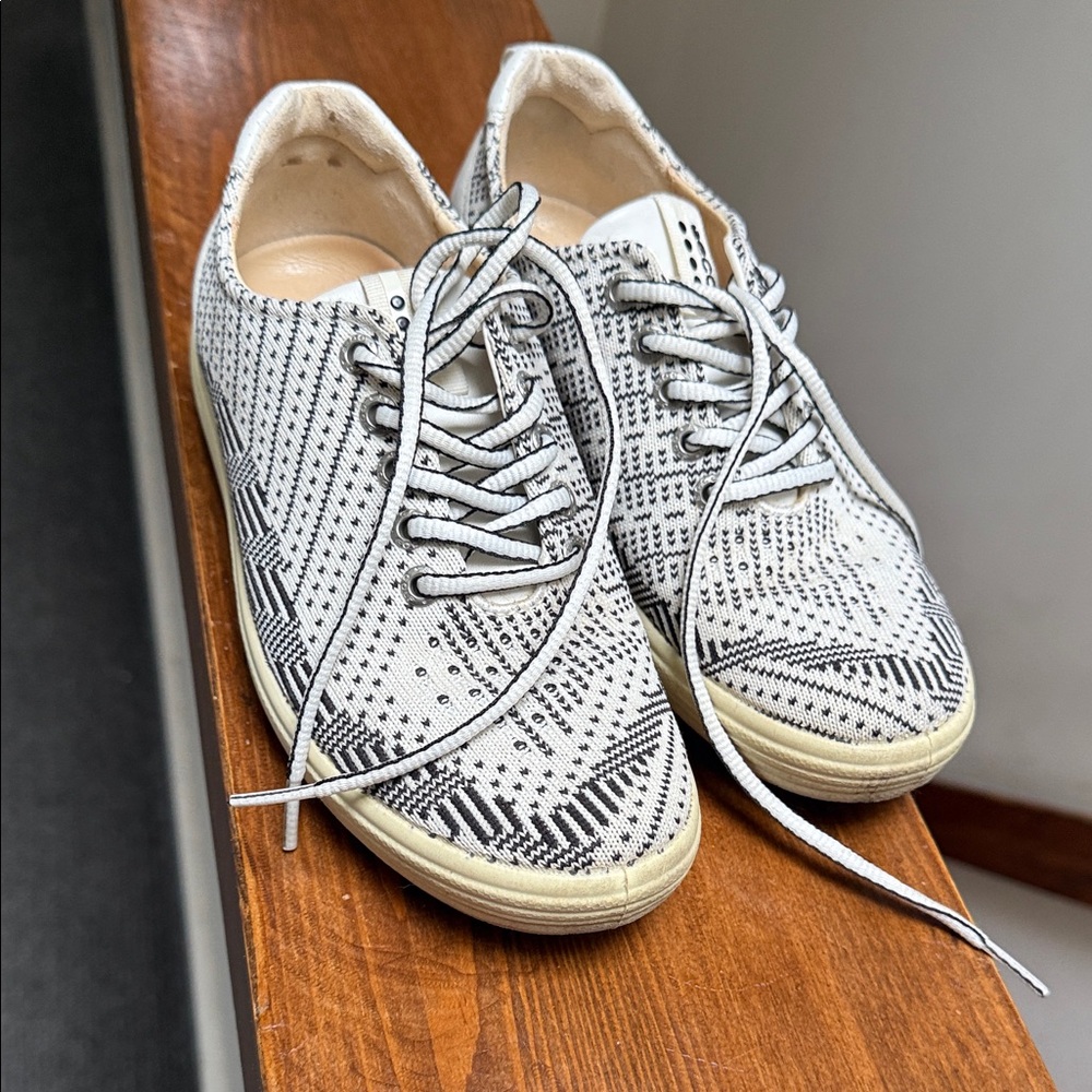 EccoBlack and White Patterned golf shoes
